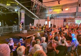 Stalen rossen, strakke vlechten en scheurende gitaren – dit was de zaterdag